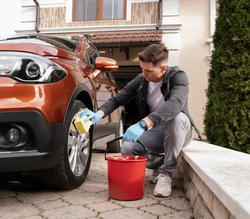 Lavage auto à domicile Rahling : professionnel intervenant sur un véhicule